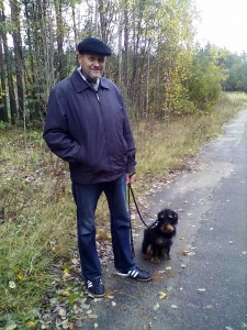 Автор с ягдтерьером Шварцем на прогулке