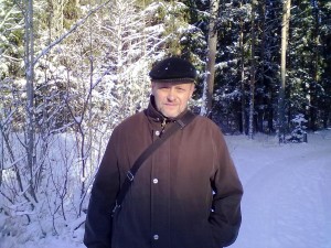 Автор на фоне заснеженного леса