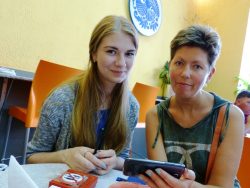 Радостная встреча в Петербурге (мама и дочь)